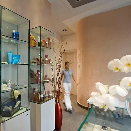 Arli Business And Wellness Готель
